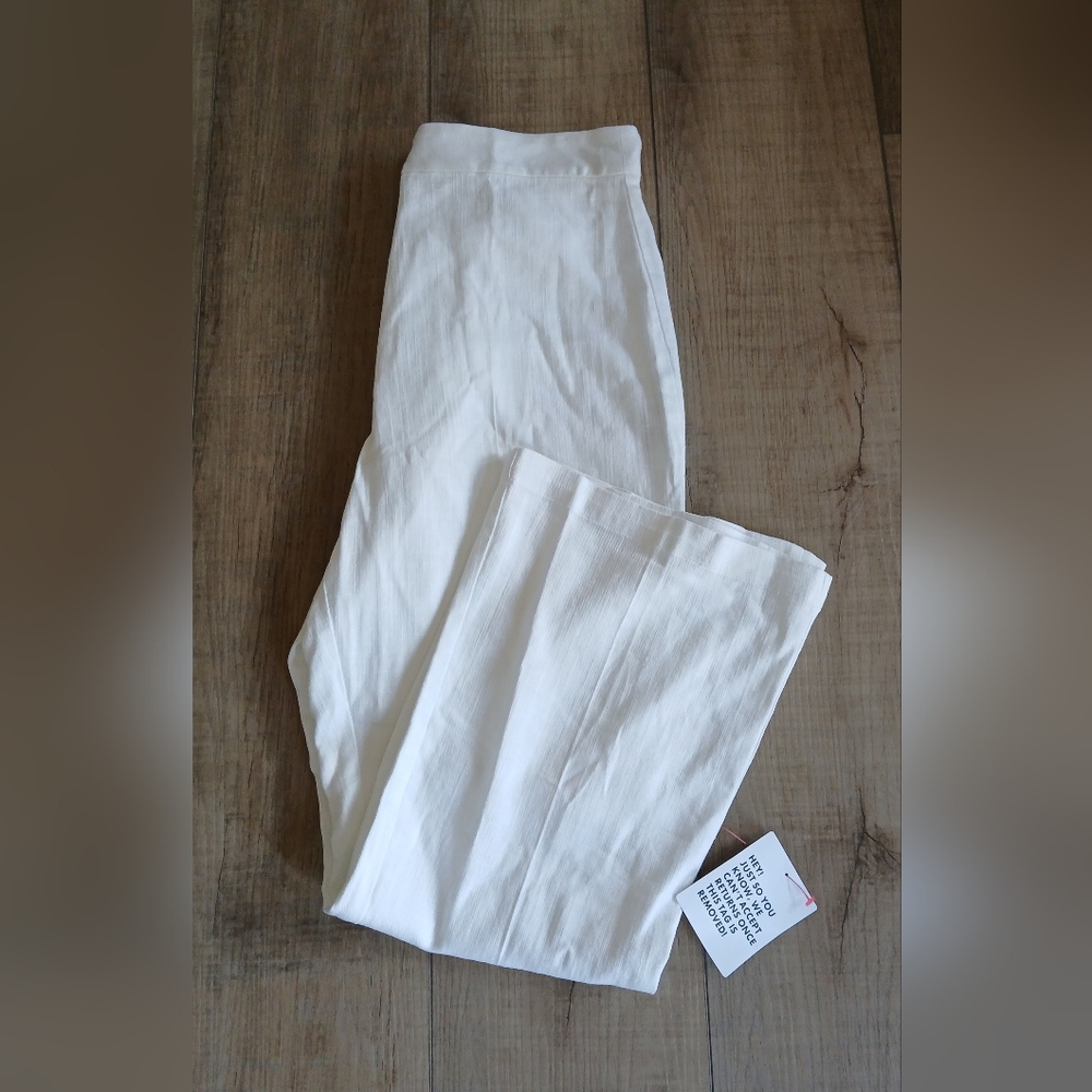 NWT ASOS women's pants in white, size 6. Cool pants!